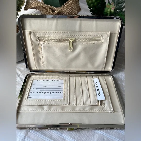 🌸4/$25 Gold/Tan “G” snap wallet/clutch - Picture 7 of 10